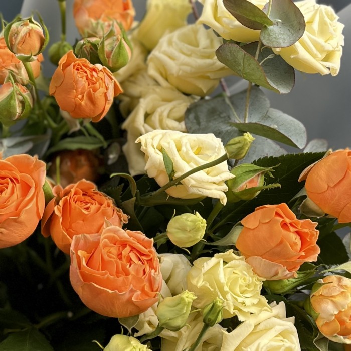 Букет кремовых Эустом и роз Коралл Блоссом