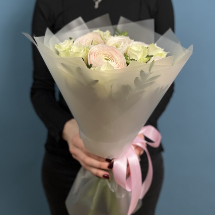 Букет ранункулюсов Ханой и белых роз