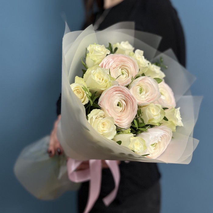 Букет ранункулюсов Ханой и белых роз