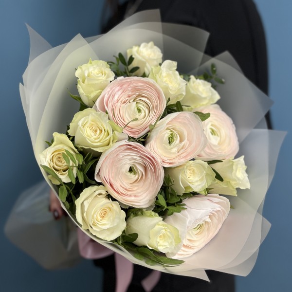 Букет ранункулюсов Ханой и белых роз