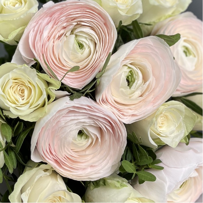 Букет ранункулюсов Ханой и белых роз