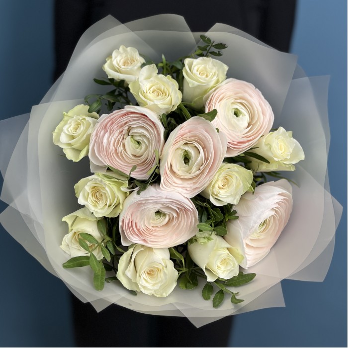 Букет ранункулюсов Ханой и белых роз