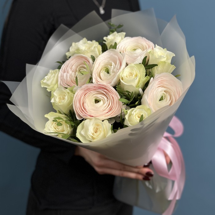 Букет ранункулюсов Ханой и белых роз