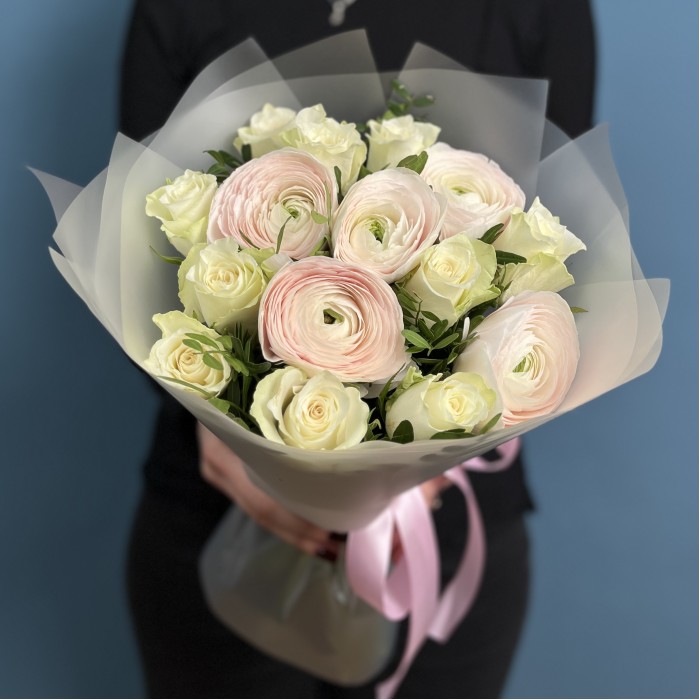 Букет ранункулюсов Ханой и белых роз