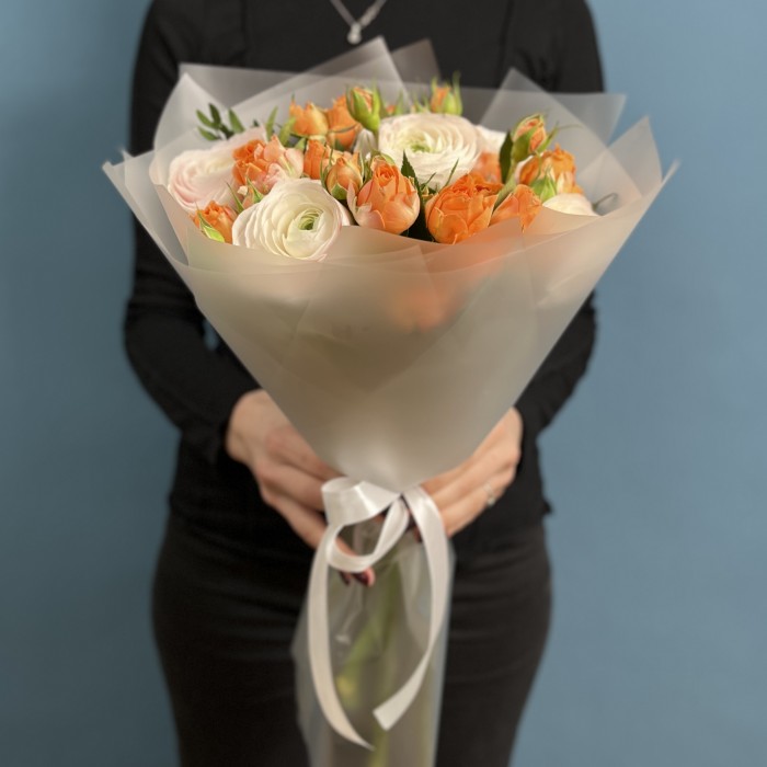 Букет ранункулюсов Ханой и роз Корал Баблс