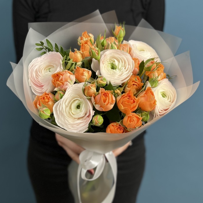 Букет ранункулюсов Ханой и роз Корал Баблс