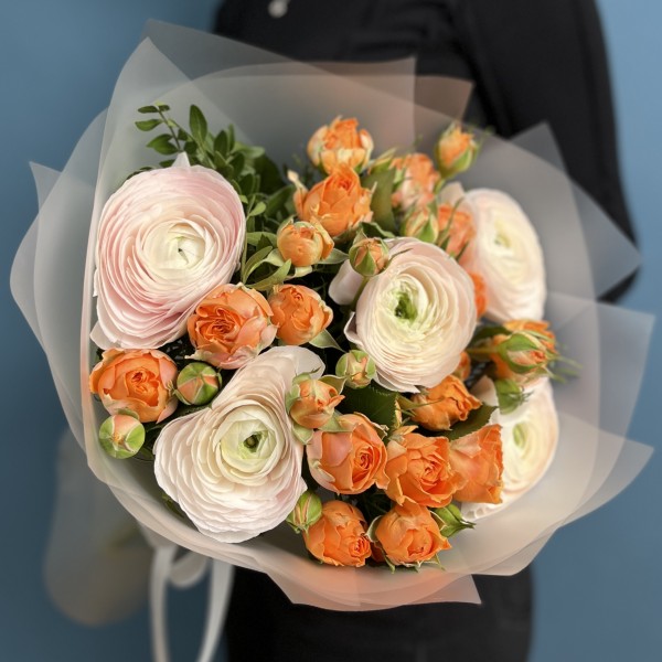 Букет ранункулюсов Ханой и роз Корал Баблс