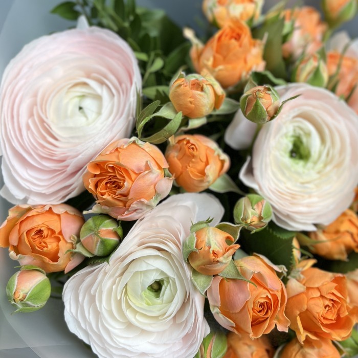 Букет ранункулюсов Ханой и роз Корал Баблс