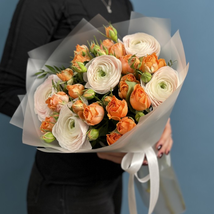 Букет ранункулюсов Ханой и роз Корал Баблс