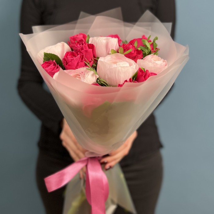 Букет ранункулюсов и роз Муви Стар