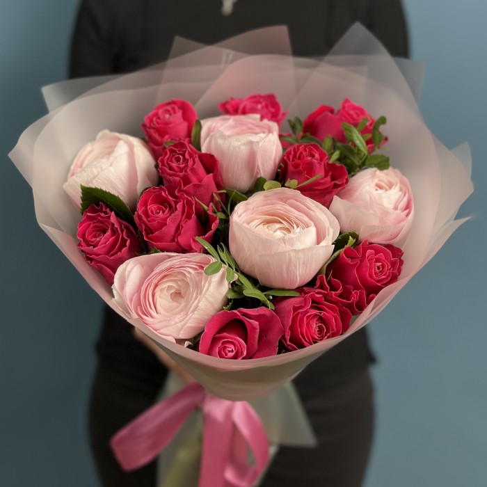 Букет ранункулюсов и роз Муви Стар