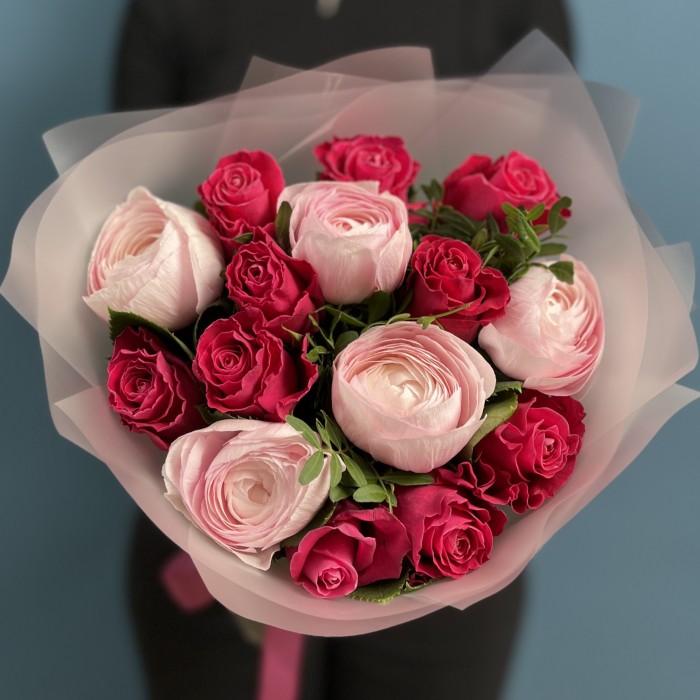Букет ранункулюсов и роз Муви Стар