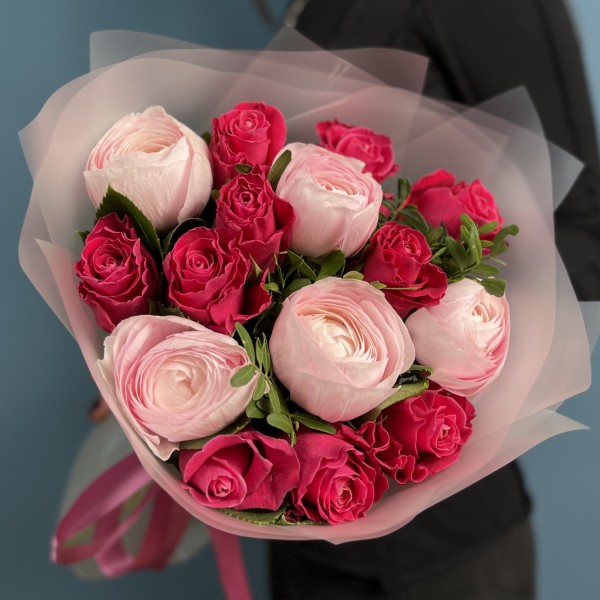 Букет ранункулюсов и роз Муви Стар