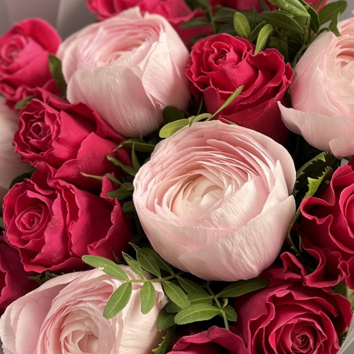 Букет ранункулюсов и роз Муви Стар