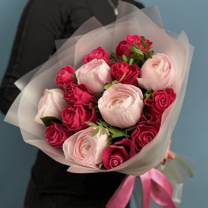 Букет ранункулюсов и роз Муви Стар