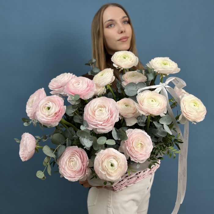 Розовая корзина с ранункулюсами