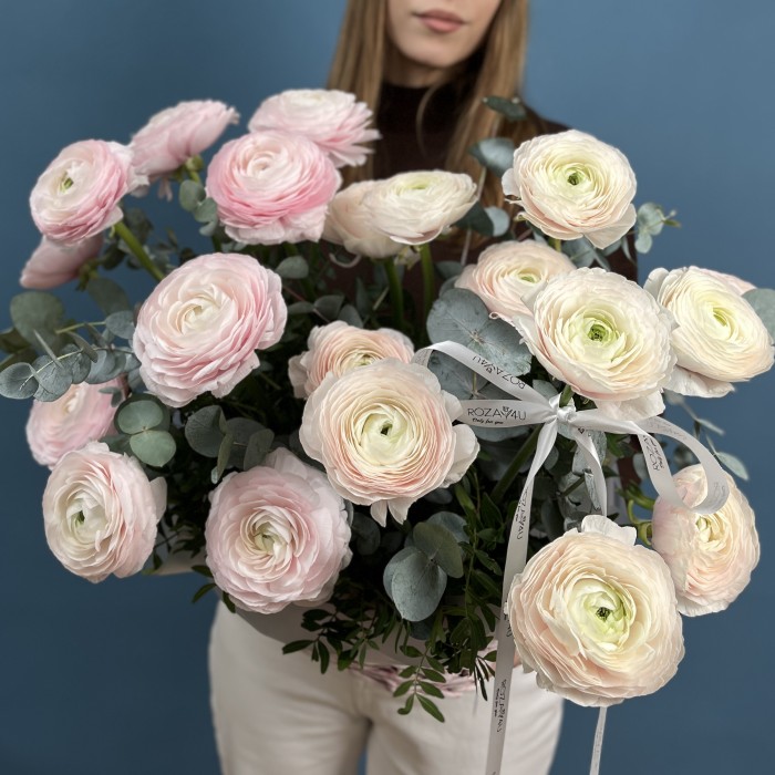 Розовая корзина с ранункулюсами