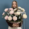 Розовая корзина с ранункулюсами