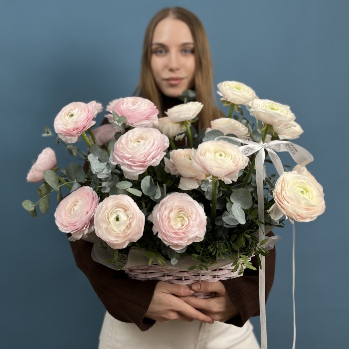 Розовая корзина с ранункулюсами