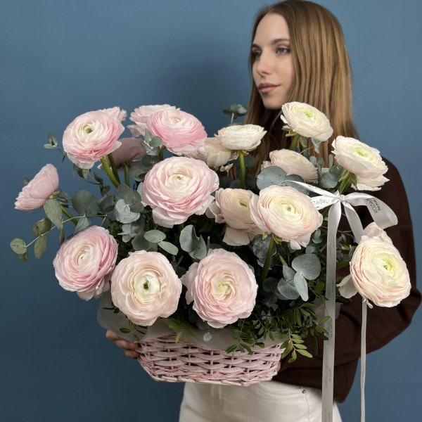 Розовая корзина с ранункулюсами