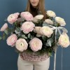 Розовая корзина с ранункулюсами