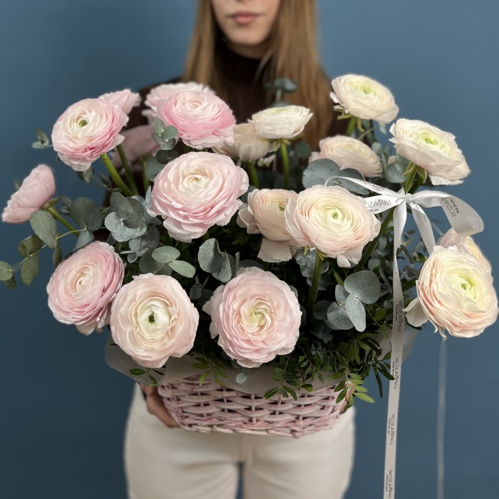 Розовая корзина с ранункулюсами