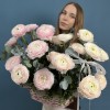 Розовая корзина с ранункулюсами