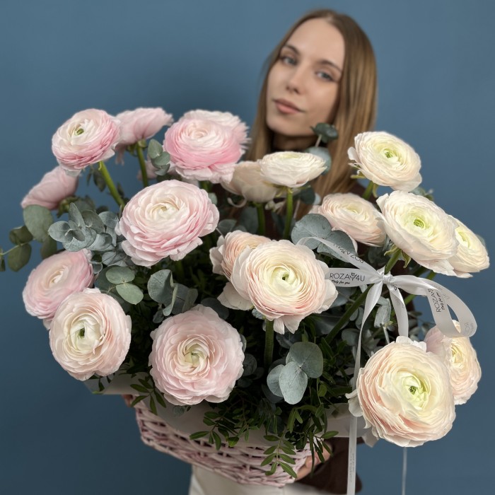 Розовая корзина с ранункулюсами