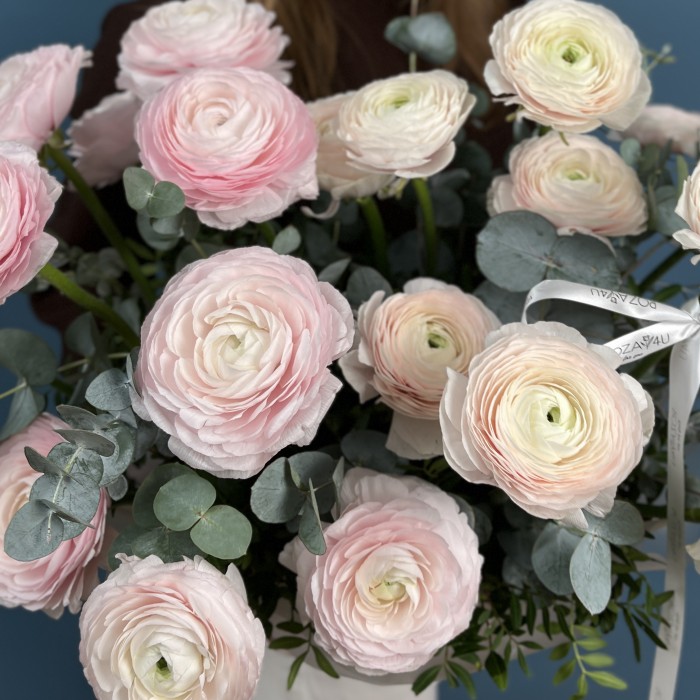 Розовая корзина с ранункулюсами