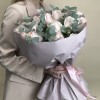 17 нежно - розовых роз Помароса с эвкалиптом