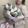 17 нежно - розовых роз Помароса с эвкалиптом