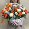 51 белая и оранжевая роза в корзине