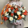 51 белая и оранжевая роза в корзине