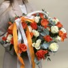 51 белая и оранжевая роза в корзине