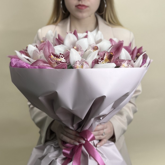 17 розовых и белых орхидей в букете