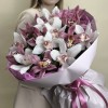 17 розовых и белых орхидей в букете
