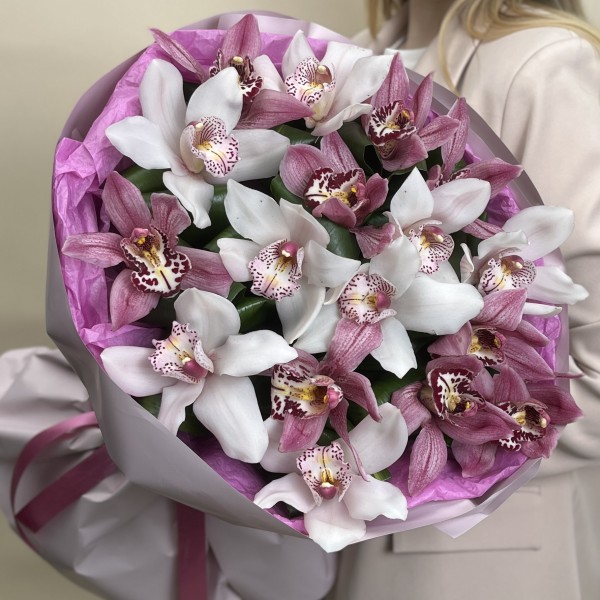 17 розовых и белых орхидей в букете