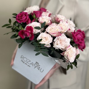 Букет дня в коробке с розами Магия чувств