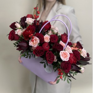 Букет дня в коробке с розами Лето