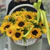 Корзина с подсолнухами и герберами