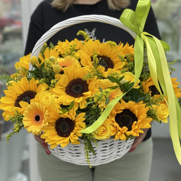Корзина с подсолнухами и герберами
