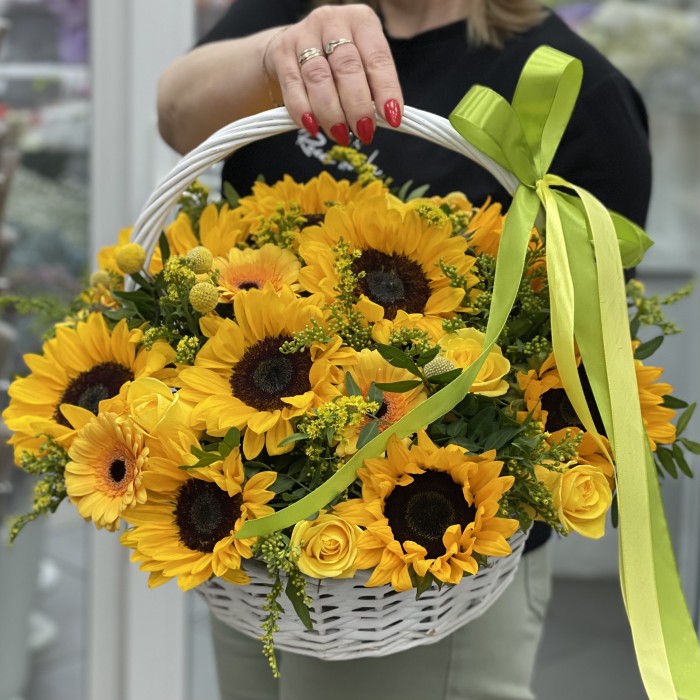 Корзина с подсолнухами и герберами
