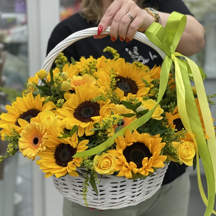 Корзина с подсолнухами и герберами