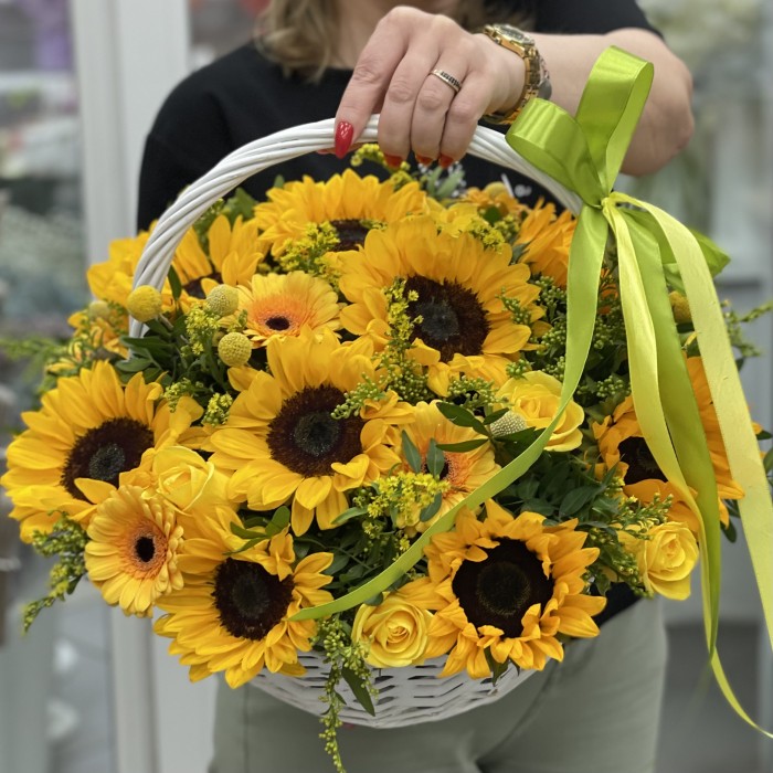 Корзина с подсолнухами и герберами