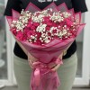 101 малиновая роза Вайлд Калипсо с гипсофилой