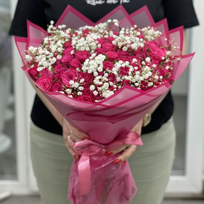 101 Малиновая роза Вайлд Калипсо с гипсофилой