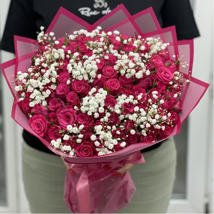 101 Малиновая роза Вайлд Калипсо с гипсофилой