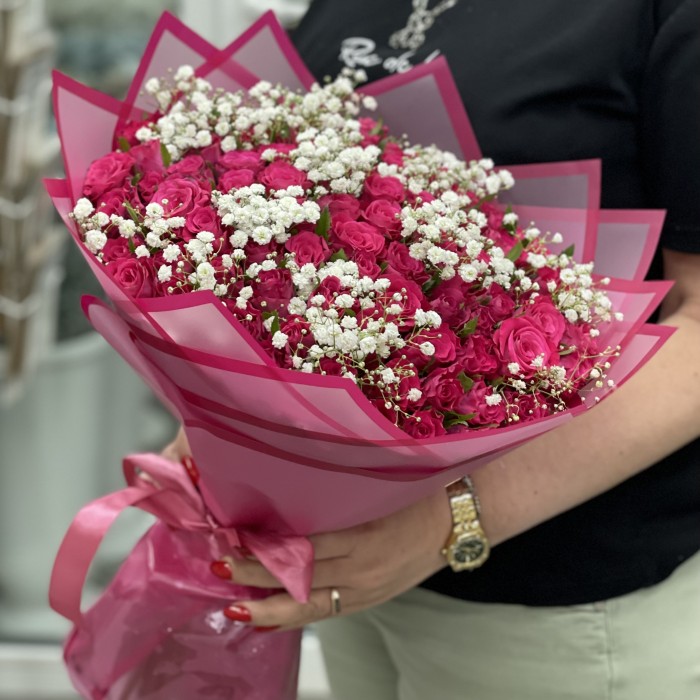 101 Малиновая роза Вайлд Калипсо с гипсофилой