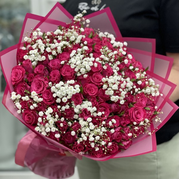 101 Малиновая роза Вайлд Калипсо с гипсофилой