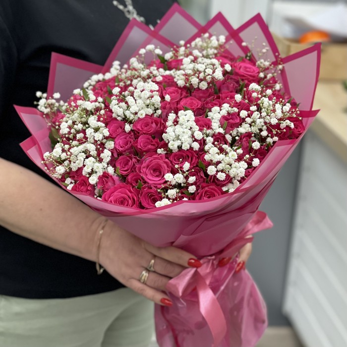 101 Малиновая роза Вайлд Калипсо с гипсофилой